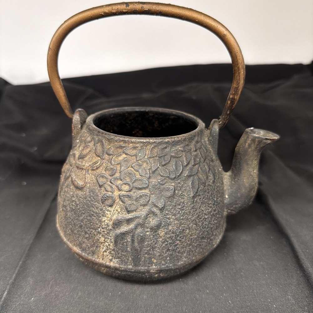 Japanese Tetsubin is crafted from cast iron Missing Lid